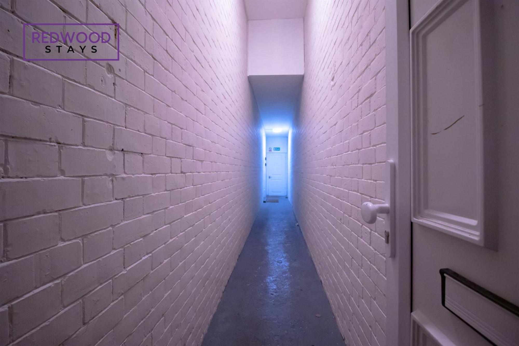 Newly Refurbished Spacious Serviced Apartment For Contractors And Families, Free Wifi & Netflix By Redwood Stays Farnborough  Exterior foto
