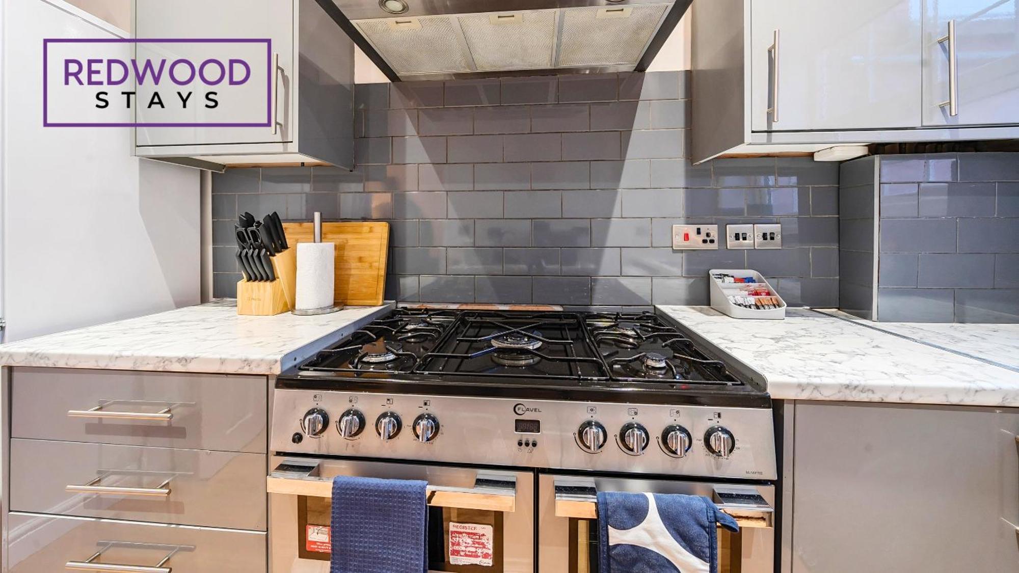 Newly Refurbished Spacious Serviced Apartment For Contractors And Families, Free Wifi & Netflix By Redwood Stays Farnborough  Exterior foto